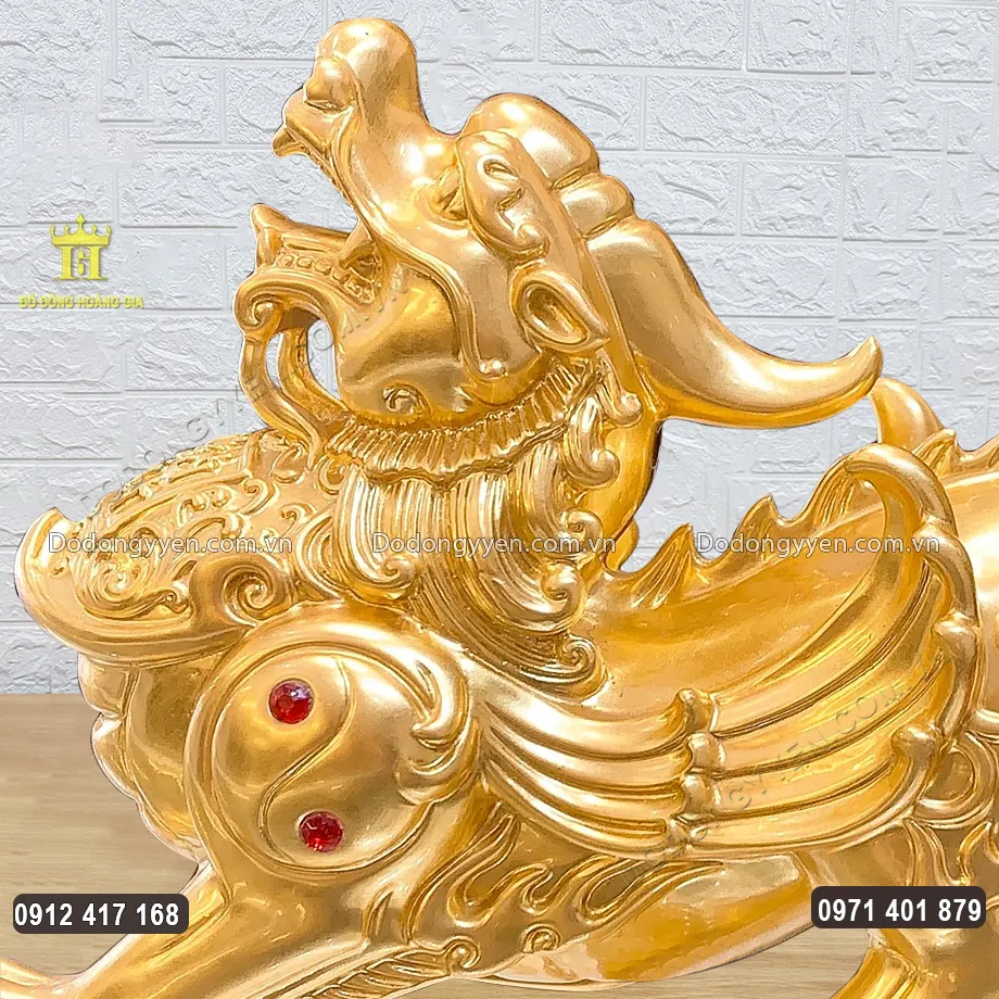 To&agrave;n bộ bề mặt vật phẩm được d&aacute;t v&agrave;ng 9999 sang trọng